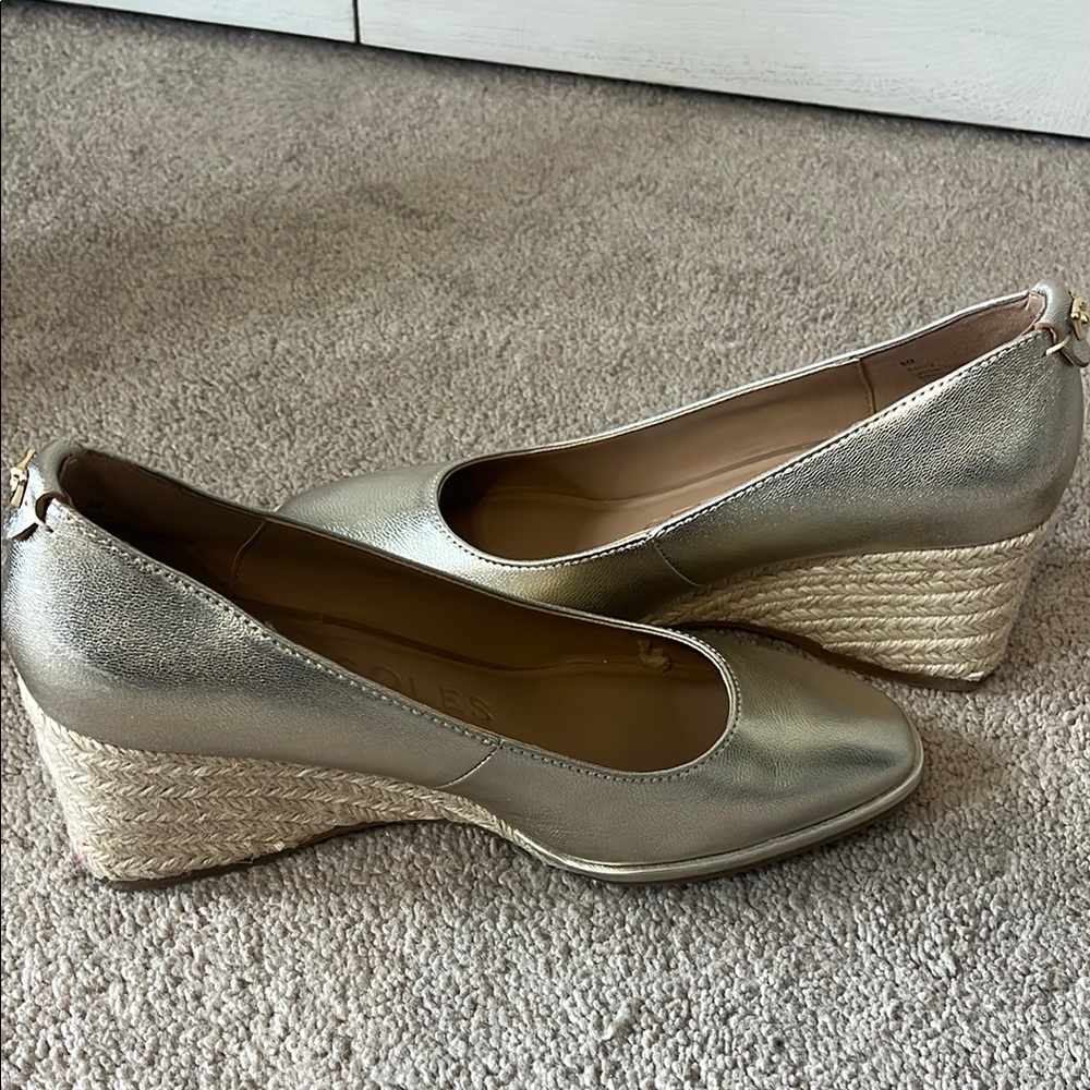 Aerosoles Gold Wedge Heels - Size 8 - Picture 8 of 8